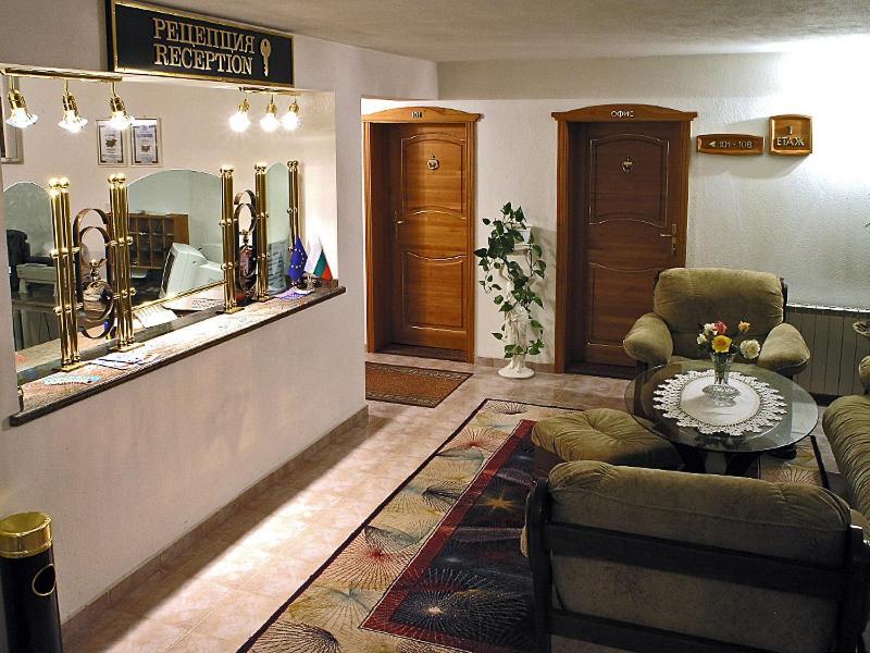 Хотел Златна Котва Kazanlŭk Extérieur photo