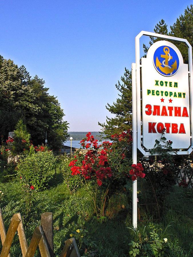 Хотел Златна Котва Kazanlŭk Extérieur photo