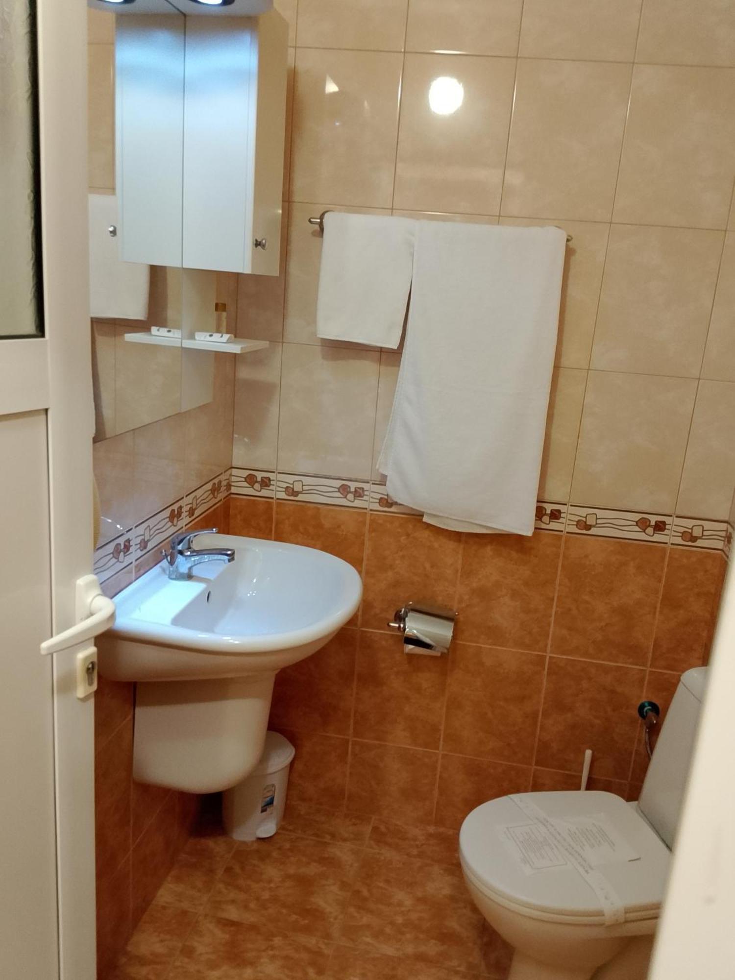 Хотел Златна Котва Kazanlŭk Extérieur photo